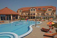 Erlebnisbad im Freien des Aqua-Spa Hotel Cserkeszolo 4* ✔️ Aqua Spa Hotel**** Cserkeszőlő - Spa Wellness Hotel in Cserkeszölö mit günstigerem Preis - Cserkeszölö