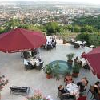 Terasse mit Panoramablick auf das Mecsek-Gebirge im Hotel Kikelet in Pecs